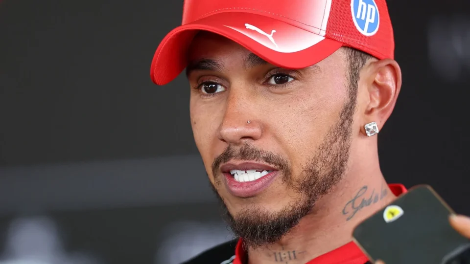 Lewis Hamilton é punido após batida com Russell e sofre revés no GP da Bélgica
