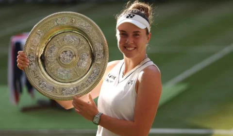 Linda Noskova vence Muchova e é campeã em Wimbledon