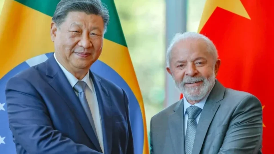 Xi Jinping declara apoio à soberania do Brasil e oposição à interferência externa em conversa com Lula