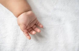 Bebê de 6 meses é resgatada em mata após mãe adolescente ser suspeita de tentativa de homicídio