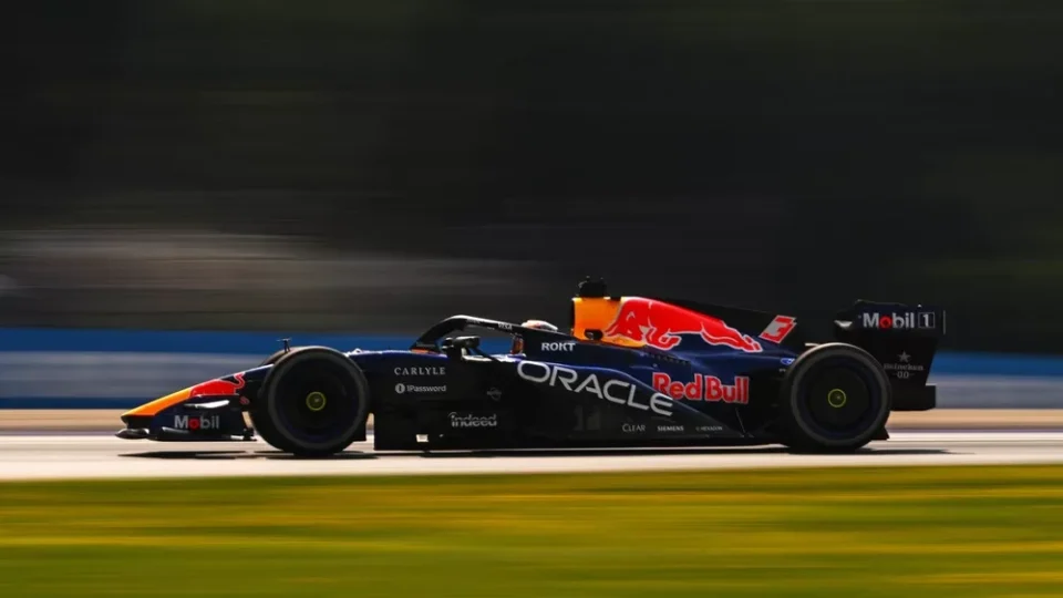 Red Bull mira jovem talento da Ferrari caso Verstappen deixe equipe, diz imprensa
