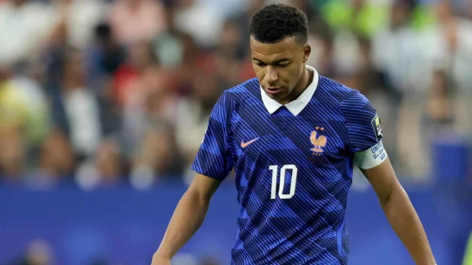 Mbappé cai com a França, mas segue construindo império fora de campo