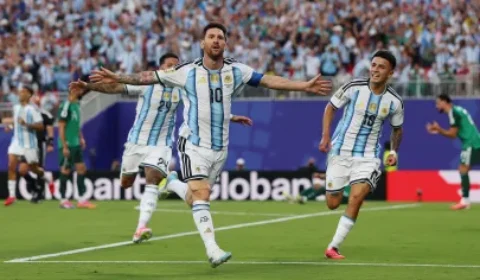 Argentina sofre, vence Cabo Verde em duelo eletrizante e garante vaga após batalha emocionante