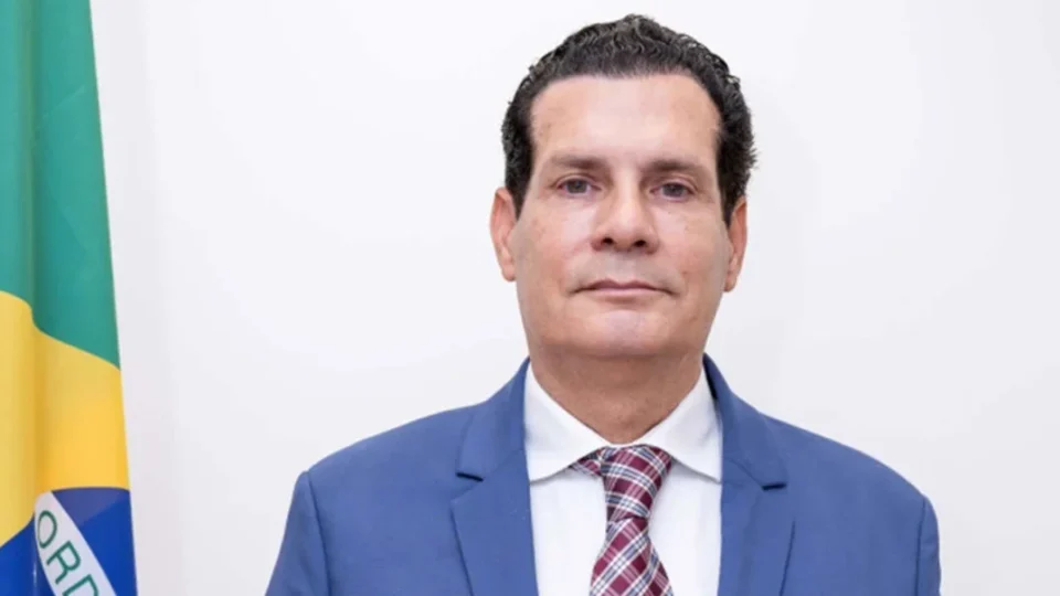 “Bruxas” e “Fujonas” Diplomata é acusado por funcionárias de ataques; denúncias colocam conduta do servidor sob pressão