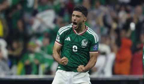 México vence Equador, quebra jejum de 40 anos e avança