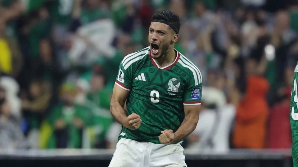 México vence Equador, quebra jejum de 40 anos e avança