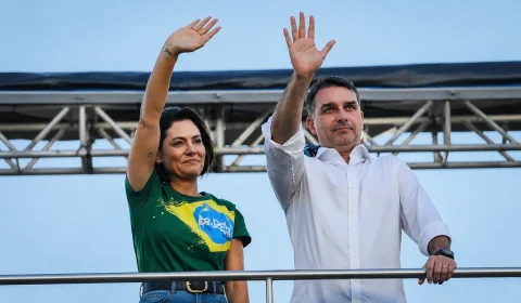 Mesmo após pedido público de desculpas, Michelle e Flávio Bolsonaro ainda não conversaram