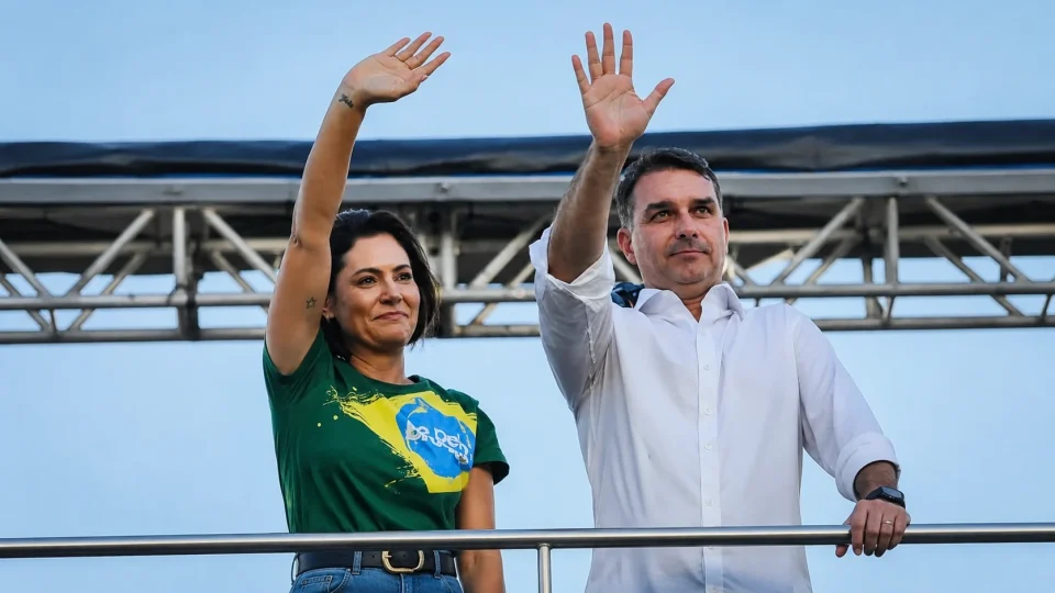 Michelle e Flávio Bolsonaro devem gravar vídeo para selar reconciliação após crise no PL