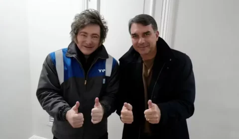 Milei anuncia viagem ao Brasil para evento de Flávio Bolsonaro e visita a Jair Bolsonaro
