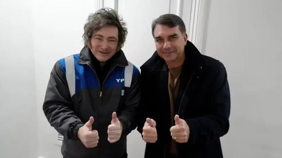 Milei anuncia viagem ao Brasil para evento de Flávio Bolsonaro e visita a Jair Bolsonaro