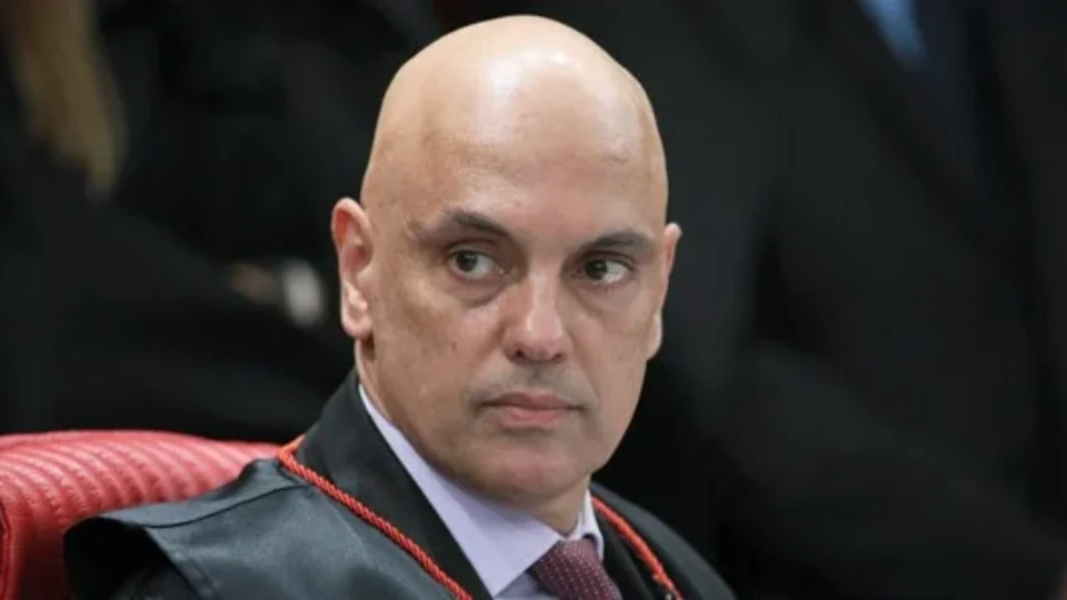 Moraes volta a cobrar manifestação da PGR sobre arma de Bolsonaro após conclusão de inquérito