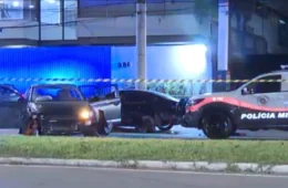 Homem morre após perseguição policial a carro furtado no Morumbi; motorista fugiu e passageiro foi baleado