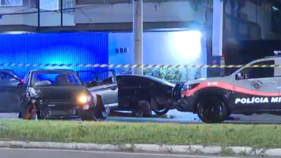 Homem morre após perseguição policial a carro furtado no Morumbi; motorista fugiu e passageiro foi baleado