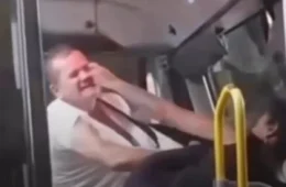 Passageira sobe no painel, agride motorista e causa tumulto dentro de ônibus no Rio