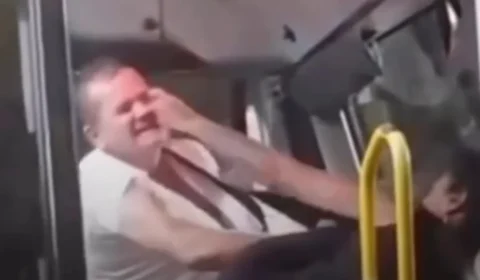 Passageira sobe no painel, agride motorista e causa tumulto dentro de ônibus no Rio