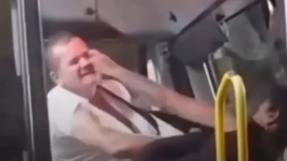 Passageira sobe no painel, agride motorista e causa tumulto dentro de ônibus no Rio