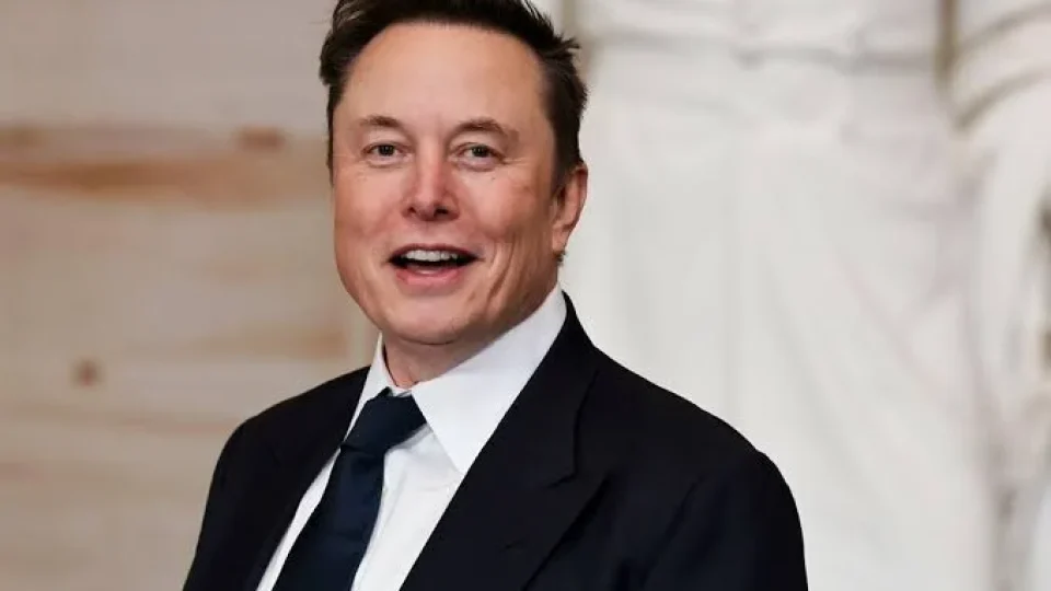 “Dinheiro será irrelevante em uma década”: Elon Musk prevê economia transformada por IA e robôs