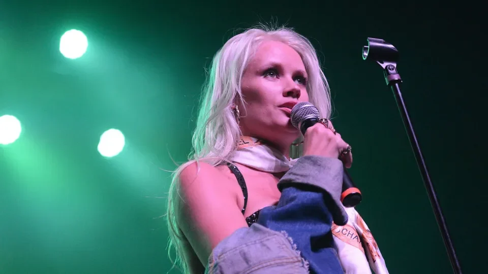 Morre Lauren Bennett, cantora de “Party Rock Anthem”, aos 37 anos