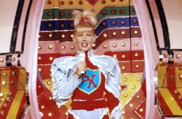 Aos 61, Xuxa anuncia aposentadoria da nave em show para fãs