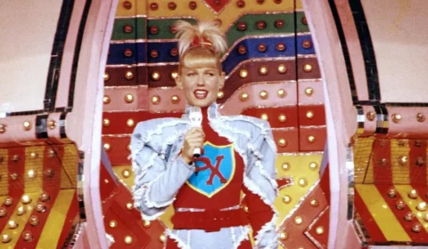 Aos 61, Xuxa anuncia aposentadoria da nave em show para fãs