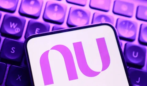 Nubank muda regra de benefício e clientes terão de pagar por serviço que antes era gratuito
