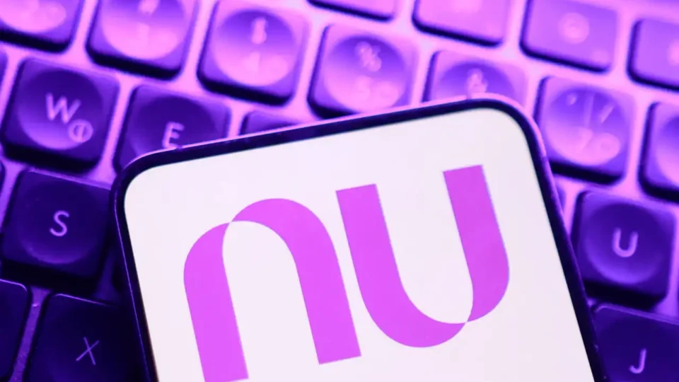Nubank muda regra de benefício e clientes terão de pagar por serviço que antes era gratuito