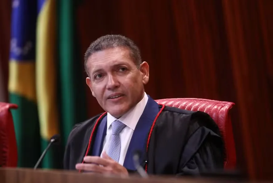 Falso dilema colocado: Nunes Marques seria o camareiro de Flávio e carcereiro de Bolsonaro; a Moraes sobrariam as batatas