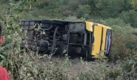 Ônibus com romeiros tomba no Ceará, deixa dois mortos e dezenas de feridos