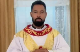 Padre que viralizou após vídeo com noiva de fiel processa emissoras e pede R$ 300 mil