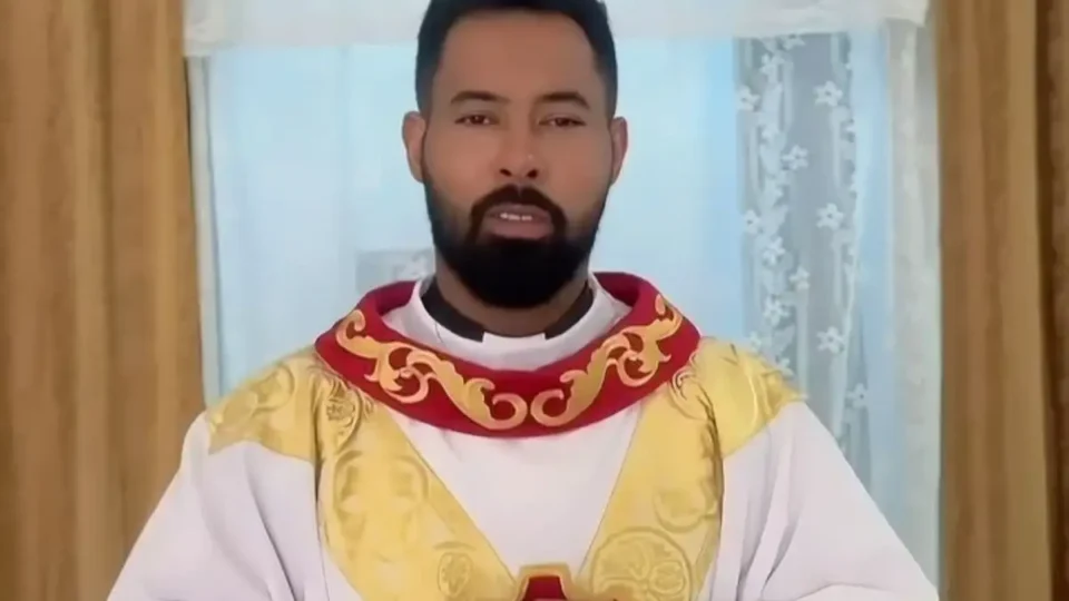 Padre que viralizou após vídeo com noiva de fiel processa emissoras e pede R$ 300 mil