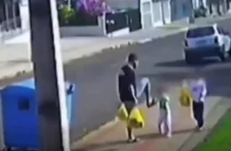 Pai filmado chutando filha de 3 anos é preso após vídeo causar revolta; entenda o que levou à decisão da Justiça