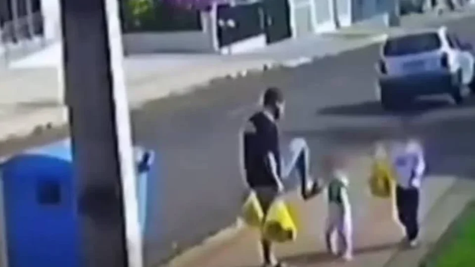 Pai filmado chutando filha de 3 anos é preso após vídeo causar revolta; entenda o que levou à decisão da Justiça