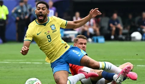VAR marca pênalti para o Brasil, mas Bruno Guimarães para em Nyland e desperdiça chance de abrir o placar