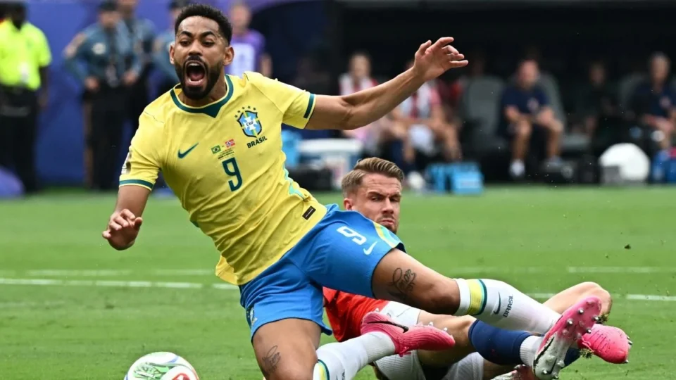 VAR marca pênalti para o Brasil, mas Bruno Guimarães para em Nyland e desperdiça chance de abrir o placar
