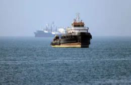 Petroleiro explode no Estreito de Ormuz após sair da rota; incidente aumenta tensão em região estratégica