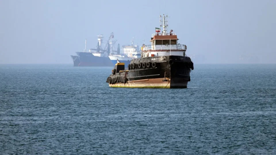 Petroleiro explode no Estreito de Ormuz após sair da rota; incidente aumenta tensão em região estratégica