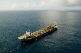 Petróleo atinge maior patamar em um mês após escalada de tensão e bloqueios no Estreito de Ormuz