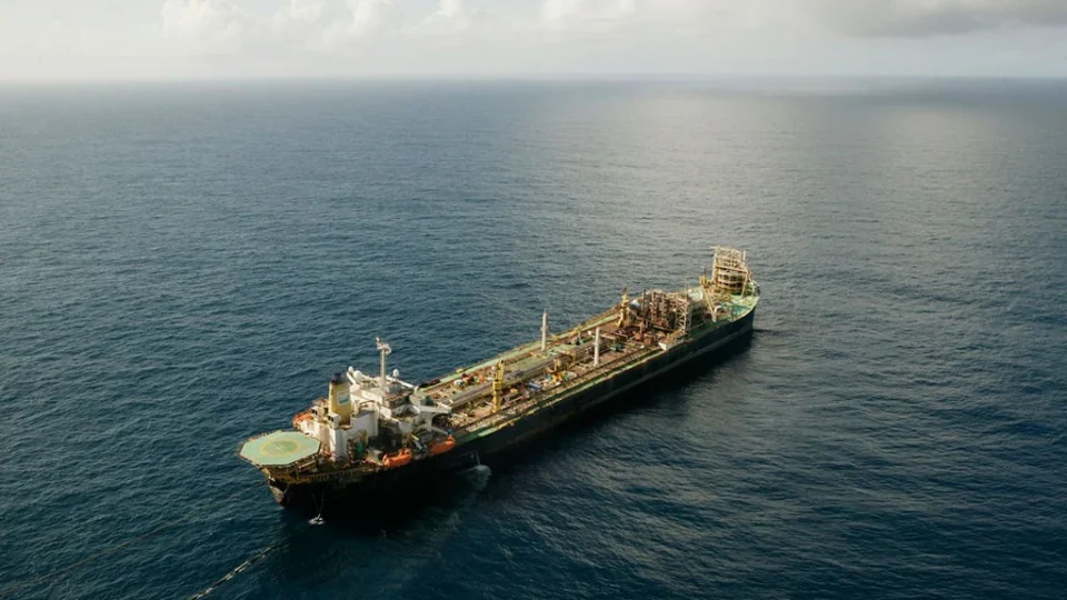 Petróleo atinge maior patamar em um mês após escalada de tensão e bloqueios no Estreito de Ormuz