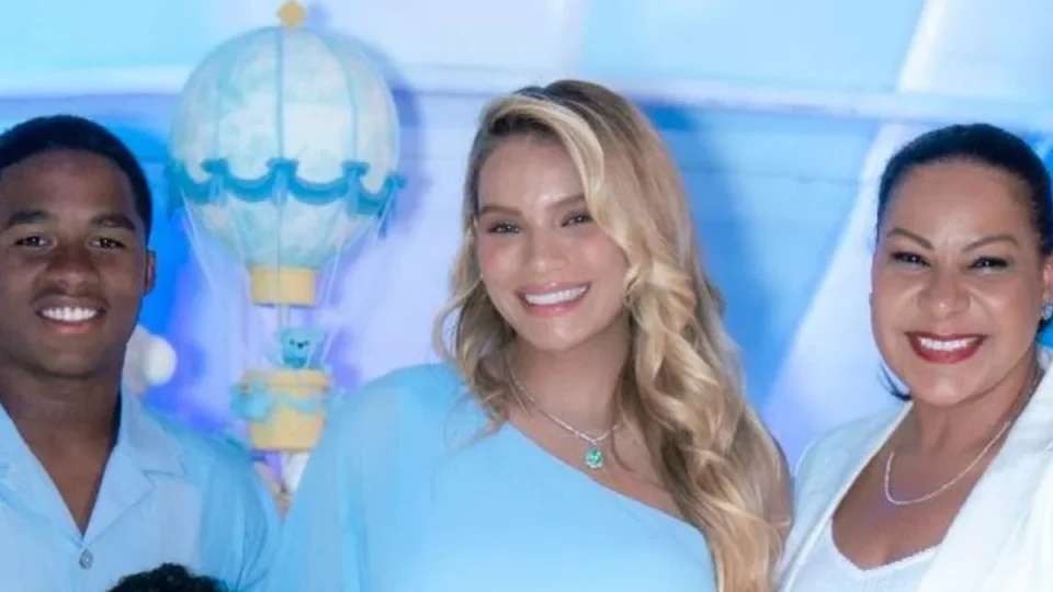 Mãe de Endrick surpreende ao publicar foto com Gabriely em meio a especulações