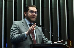 Senador Plínio Valério é confirmado candidato à reeleição no Amazonas após polêmica envolvendo Marina Silva