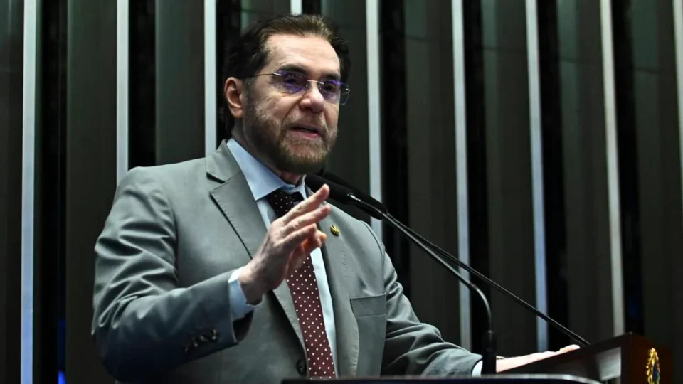 Senador Plínio Valério é confirmado candidato à reeleição no Amazonas após polêmica envolvendo Marina Silva