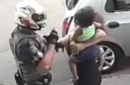 Policial é filmado dando soco em mulher; caso gera revolta e levanta questionamentos