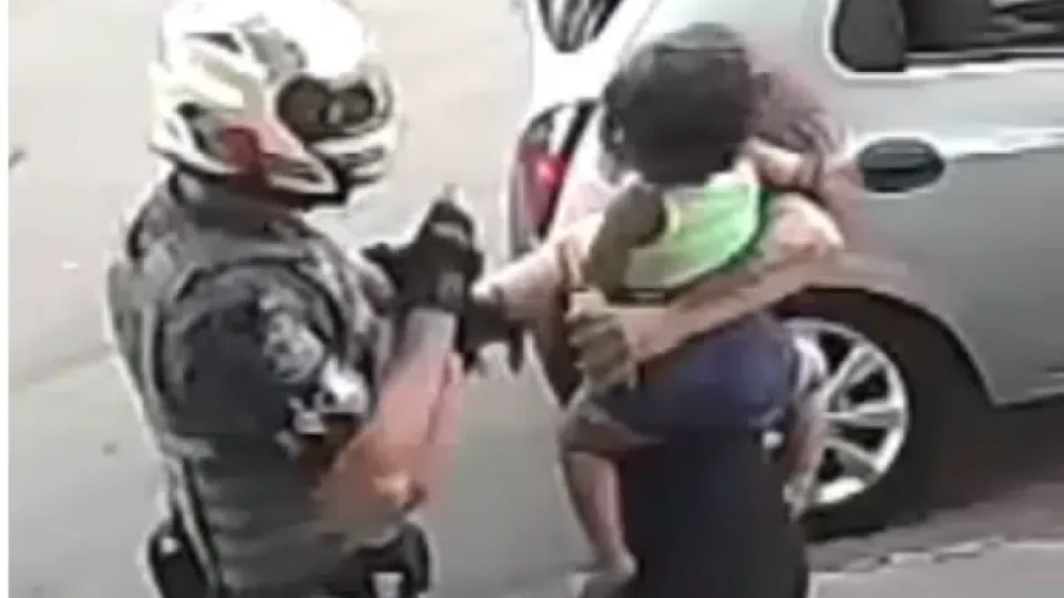 Policial é filmado dando soco em mulher; caso gera revolta e levanta questionamentos