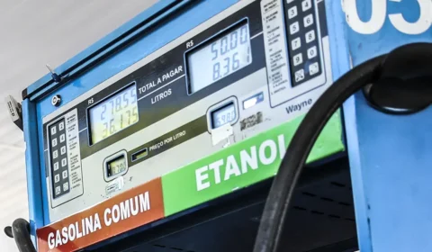 Gasolina muda em todo o Brasil: nova mistura com etanol começa a valer e pode reduzir importações