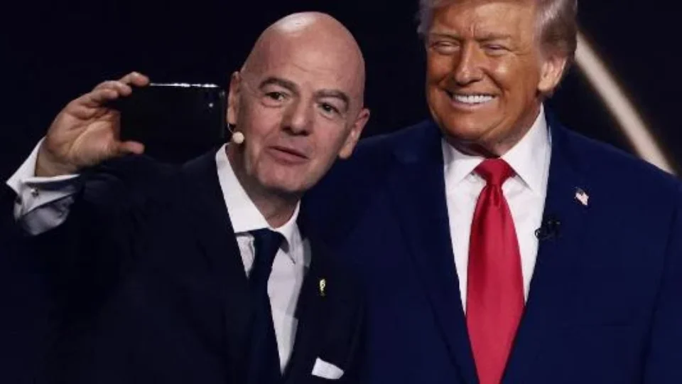 Infantino é denunciado ao COI por apoio político a Donald Trump