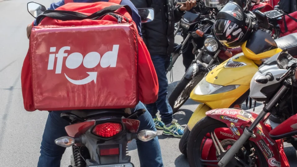 Justiça obriga INSS a rever negativas a entregadores do iFood