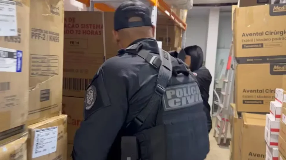 Polícia Civil faz operação contra esquema de venda de remédios falsos para pacientes com câncer no Rio