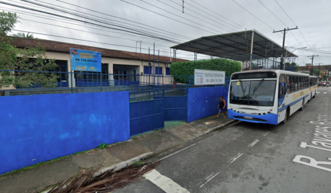 aluno se irrita por causa de celular e agride professora com tapa no rosto durante aula