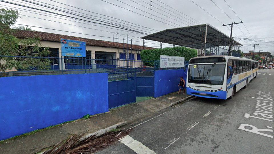aluno se irrita por causa de celular e agride professora com tapa no rosto durante aula