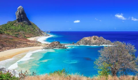 Bebê nasce de surpresa em Fernando de Noronha e reacende debate sobre proibição de partos na ilha